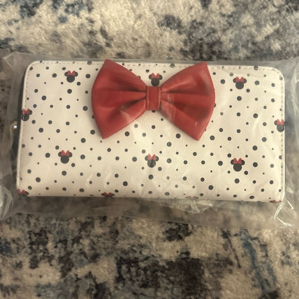 Disney's Minnie Mouse Polka Dot AOP Bow Applique Full Zip Wallet Brand New
